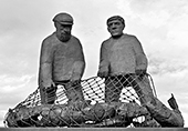 standbeeld vissers Ísafjörður