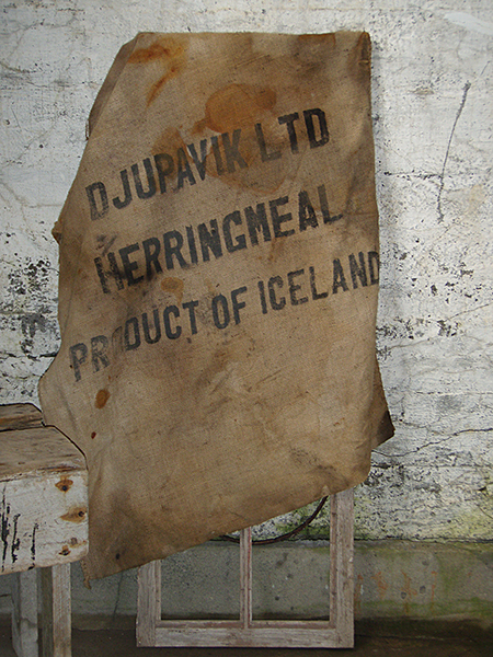 de oude haringfabriek in Dj&uacute;pav&iacute;k