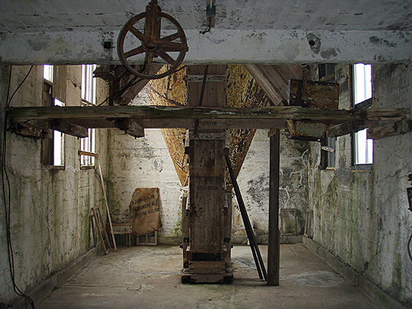 de oude haringfabriek in Dj&uacute;pav&iacute;k