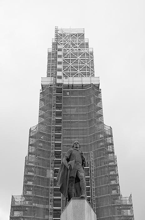 ook de Hallgr&iacute;mskirkja stond in de steigers