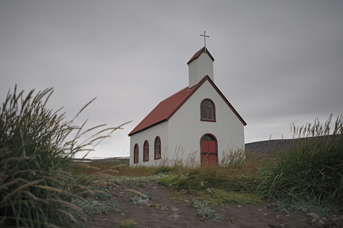 Una&eth;sdalskirkja
