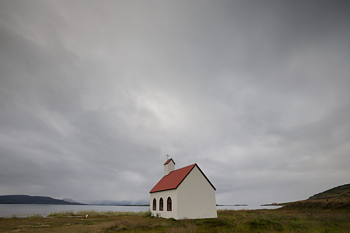 Una&eth;sdalskirkja